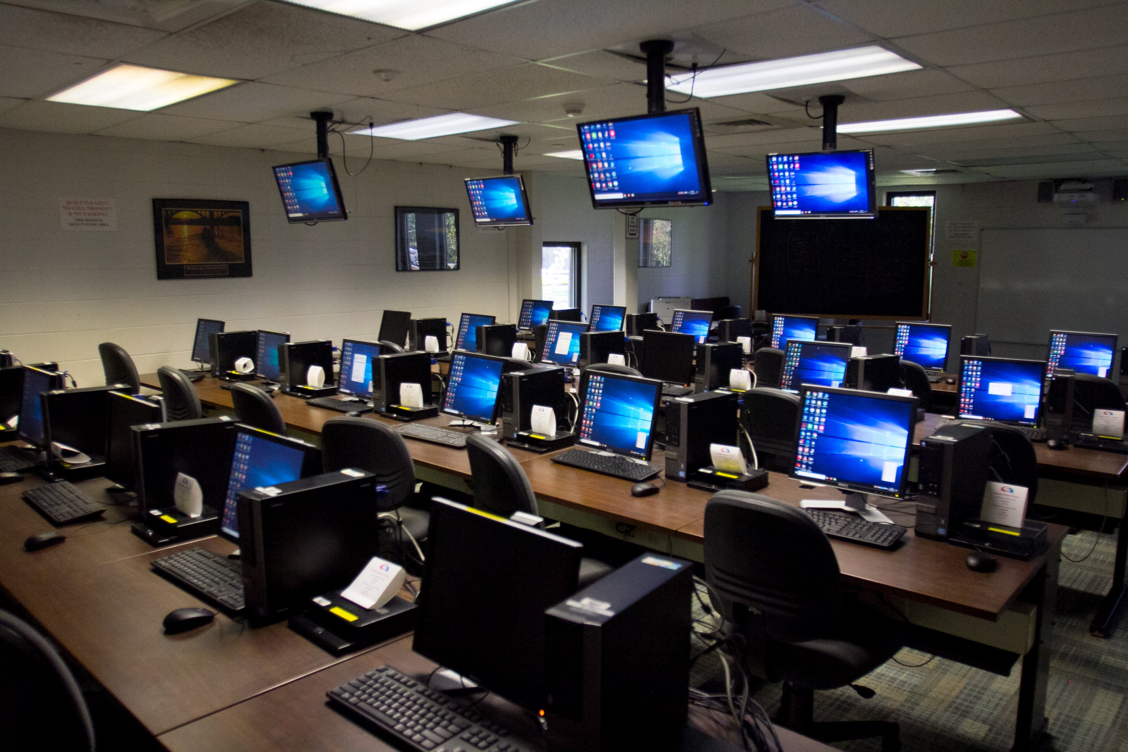 Picture of a computer lab